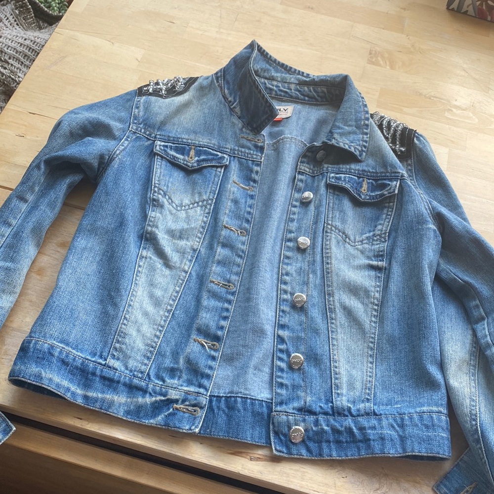 Jean jacket with shoulder design